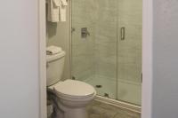 Capri Suites Anaheimにあるバスルーム