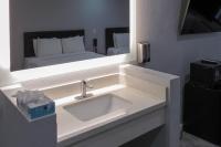 Capri Suites Anaheimにあるベッド