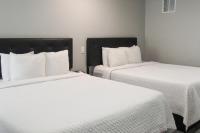 Capri Suites Anaheimにあるベッド