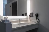 Capri Suites Anaheimにあるバスルーム