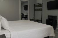 Capri Suites Anaheimにあるベッド