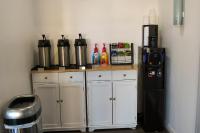 Capri Suites Anaheimにあるコーヒーまたはお茶