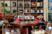 Una mesa de madera con dos copas de vino y servilletas. en Draha In Halong - Refined Retreat - The Aussie Choice, en Ha Long