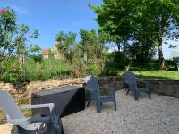 Vonkajšia záhrada v ubytovaní Gîte des Pommiers avec terrain de pétanque