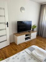 Televízia a/alebo spoločenská miestnosť v ubytovaní Apartament Centrum