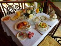 Una mesa con alimentos y bebidas para el desayuno. en Island House near Curacao International Airport CUR, en Willemstad