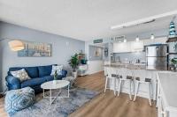 Ocean Forest Plaza Cozy Oceanfront Unit 1910にあるキッチンまたは簡易キッチン