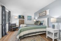 Ocean Forest Plaza Cozy Oceanfront Unit 1910にあるベッド
