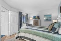 Ocean Forest Plaza Cozy Oceanfront Unit 1910にあるベッド