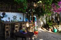 Un bar con una mesa de madera frente a un edificio. en Canto de Caracola, en Rincón