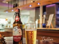 eine Flasche Bier und ein Glas auf dem Tisch in der Unterkunft Stay by Triller - Aparthotel in Saarbrücken