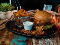 einen Teller mit Essen mit einem Sandwich und Pommes frites in der Unterkunft Stay by Triller - Aparthotel in Saarbrücken