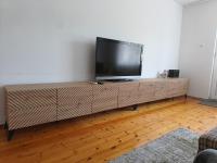 TV a/nebo společenská místnost v ubytování Fortress View Apartment