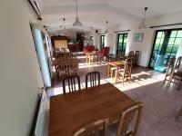 une salle à manger avec des tables et des chaises en bois dans l'établissement Fogar dos Antigos, à Mazaricos
