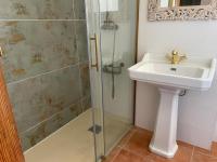 A bathroom at Los Nietos Apartment