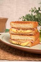 een gegrilde kaassandwich op een bord op een tafel bij Little Stay Bophut - Samui in Ko Samui