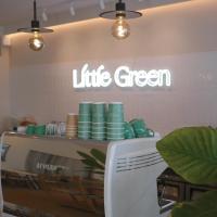 een winkel met een bordje waarop 'klein groen' staat bij Little Stay Bophut - Samui in Ko Samui