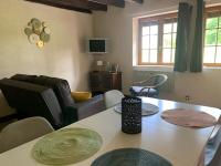 Telewizja i/lub zestaw kina domowego w obiekcie Maison de campagne en Limousin