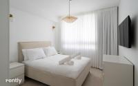 Ein Bett oder Betten in einem Zimmer der Unterkunft Luxury Apartments And Studios At Sea Side By Rently