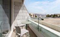 Ein Balkon oder eine Terrasse in der Unterkunft Luxury Apartments And Studios At Sea Side By Rently