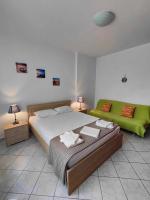 Posteľ alebo postele v izbe v ubytovaní Roses RT apartments Skioni III