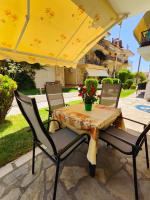 Vonkajšia záhrada v ubytovaní Roses RT apartments Skioni III