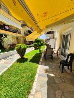 Vonkajšia záhrada v ubytovaní Roses RT apartments Skioni III