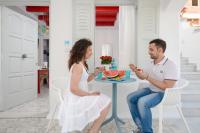Hostia v ubytovaní Naxos Evilion Luxury Apartments & Suites