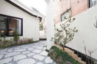Ein Garten an der Unterkunft Boro Hanok Hostel in Myeongdong