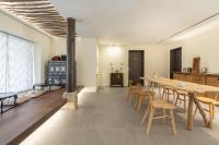 ein Esszimmer mit Tisch und Stühlen in der Unterkunft Boro Hanok Hostel in Myeongdong in Seoul