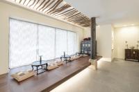 ein Wohnzimmer mit 2 Tischen und einem großen Fenster in der Unterkunft Boro Hanok Hostel in Myeongdong in Seoul
