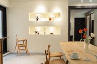 eine Küche und ein Esszimmer mit einem Holztisch und Stühlen in der Unterkunft Boro Hanok Hostel in Myeongdong in Seoul