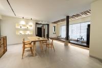 eine Küche und ein Esszimmer mit Tisch und Stühlen in der Unterkunft Boro Hanok Hostel in Myeongdong in Seoul