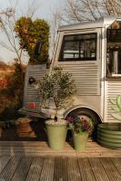 un camion con due piante in vaso davanti di Woodlands House with Hot Tub a Ballachulish