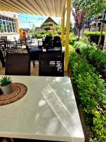 Un restaurant sau alt loc unde se poate mânca la Glamping Alliance Hotel