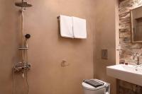 Koupelna v ubytování Morfeas Hotel