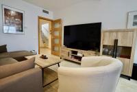 TV a/nebo společenská místnost v ubytování El Balcón del Novo -Novo Sancti Petri- Luxury 3 Bedrooms - Piscina y Pista Padel
