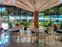 Restaurace v ubytování Nordic Inspired Corner Unit in Azure Urban Resort 1700 Residences