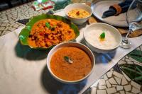 ピパにあるXamã Senses - Hotel Pousadaの食べ物の皿とスープの入ったボウルが置かれたテーブル