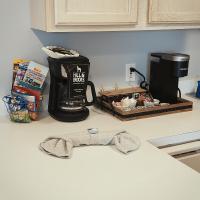 eine Küchenarbeitsplatte mit einer Kaffeemaschine und einem Gürtel in der Unterkunft Condo in Gulf Shores King Suite in Gulf Shores