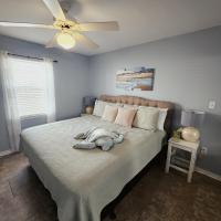 Ein Bett oder Betten in einem Zimmer der Unterkunft Condo in Gulf Shores King Suite