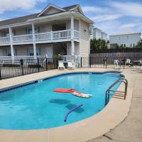 einen Pool mit einem Spielzeugkajak darin in der Unterkunft Condo in Gulf Shores King Suite in Gulf Shores