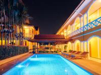 una piscina frente a una casa por la noche en Le Jardin Hotel, en Pakse