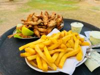 een bord met friet en een broodje bij Pousada Pesque Pague Jango in Cuiabá