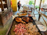 een buffet met vlees en andere gerechten op tafel bij Pousada Pesque Pague Jango in Cuiabá
