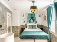 Łóżko lub łóżka w pokoju w obiekcie Merveil - Luxury Suite - Marais - Antoine I