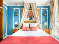 Łóżko lub łóżka w pokoju w obiekcie Merveil - Luxury Suite - Marais - Antoine I