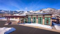 un lodge de esquí con montañas cubiertas de nieve en el fondo en Hyatt Place Park City, en Park City