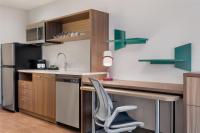 Home2 Suites By Hilton Houston Downtown Convention Centerにあるキッチンまたは簡易キッチン