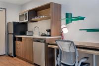Home2 Suites By Hilton Houston Downtown Convention Centerにあるキッチンまたは簡易キッチン